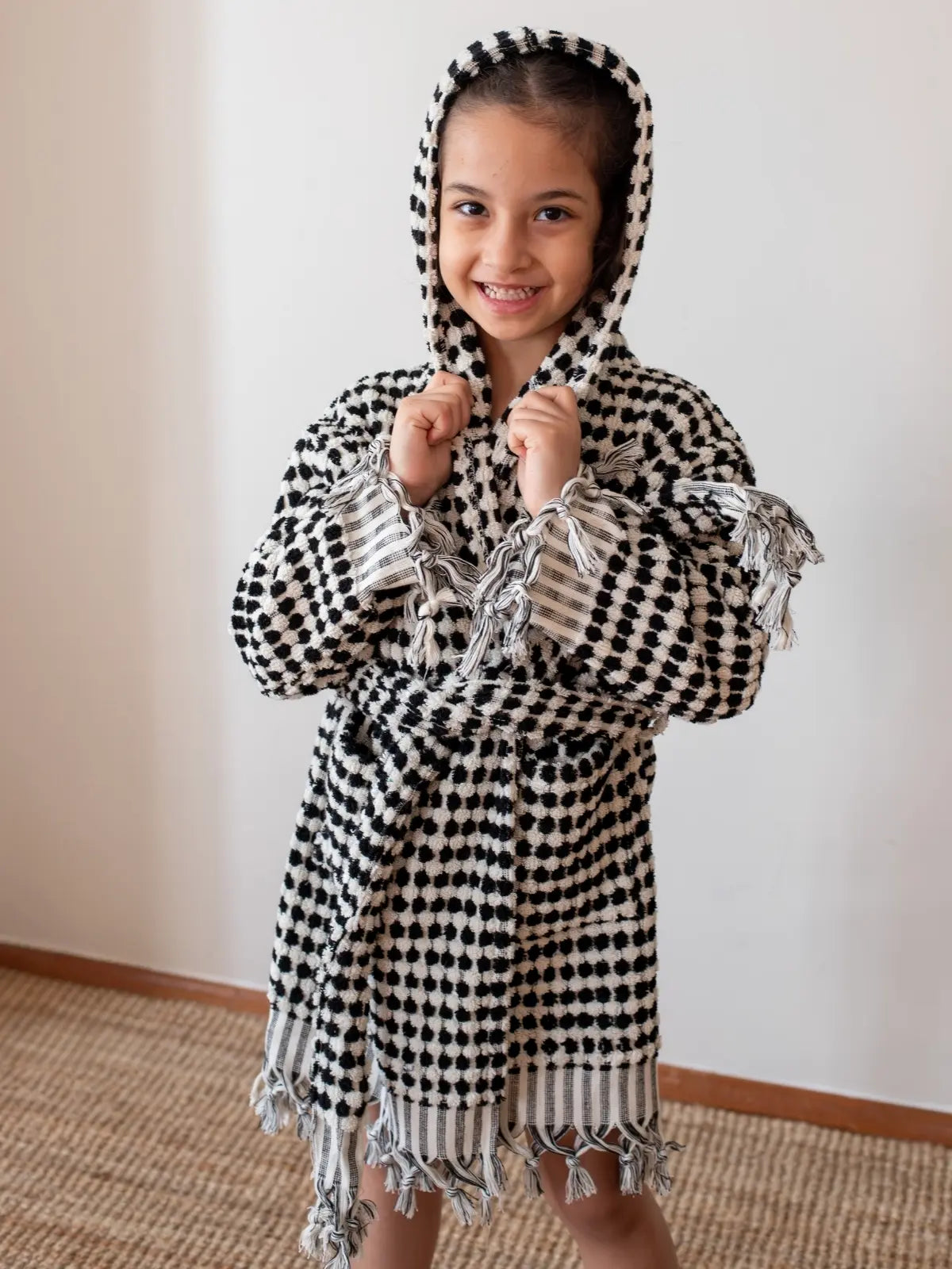 Antrasit beyaz %100 pamuk nohut bubble havlu çocuk bornozu giyili çocuk model