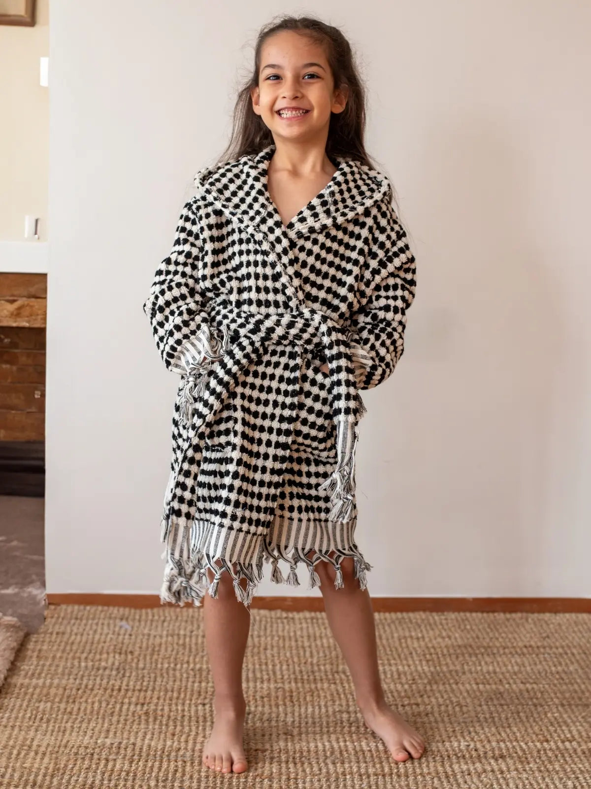 Antrasit beyaz bubble çocuk bornozu kapüşonlu giyili çocuk model farklı poz