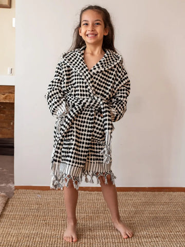 Antrasit beyaz bubble çocuk bornozu kapüşonlu giyili çocuk model farklı poz