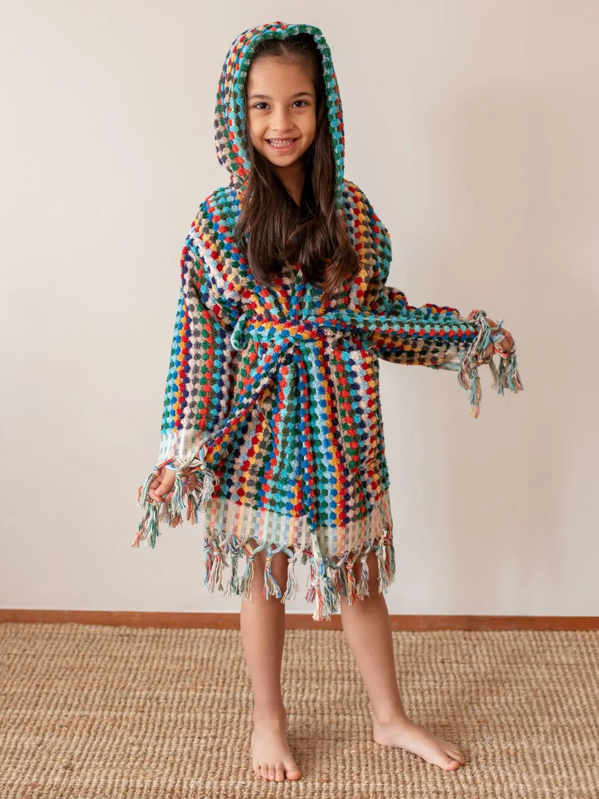 Gökkuşağı bubble çocuk bornozu kapüşonlu çok renkli giyili çocuk model farklı poz