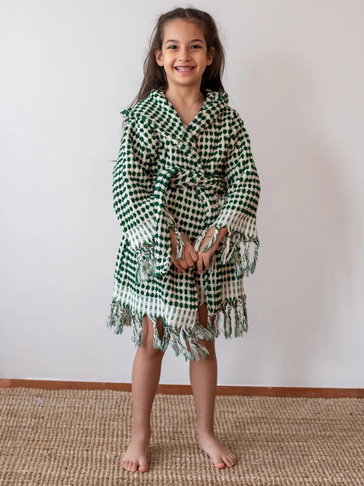 Yeşil %100 pamuk nohut bubble havlu çocuk bornozu giyili çocuk model