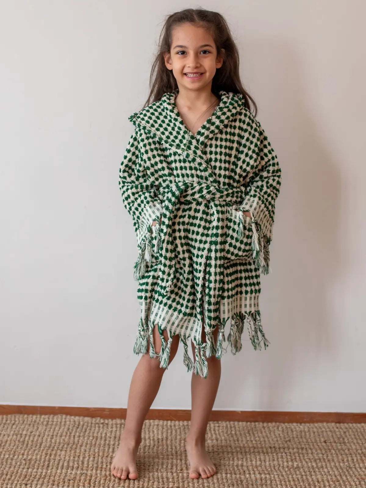 Yeşil bubble çocuk bornozu kapüşonlu giyili çocuk model farklı poz