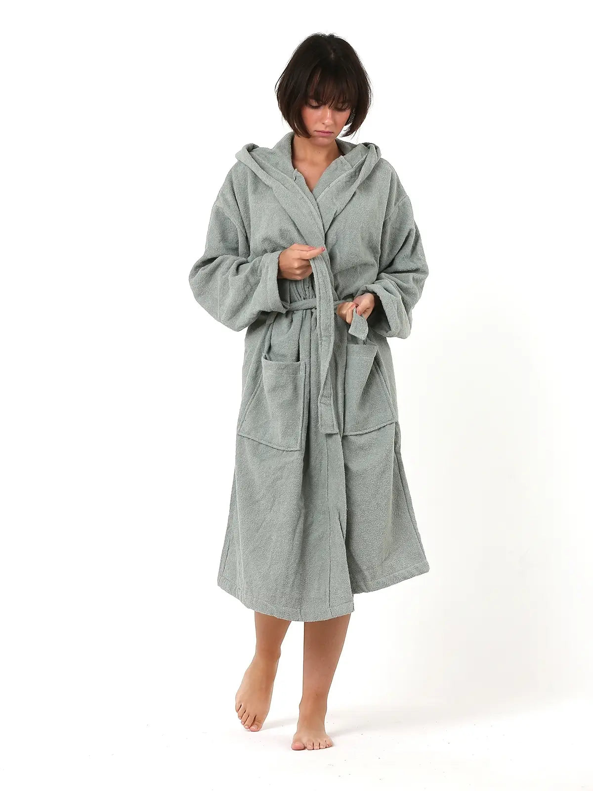 Adaçayı yeşili pamuk havlu bornoz giyili model görseli