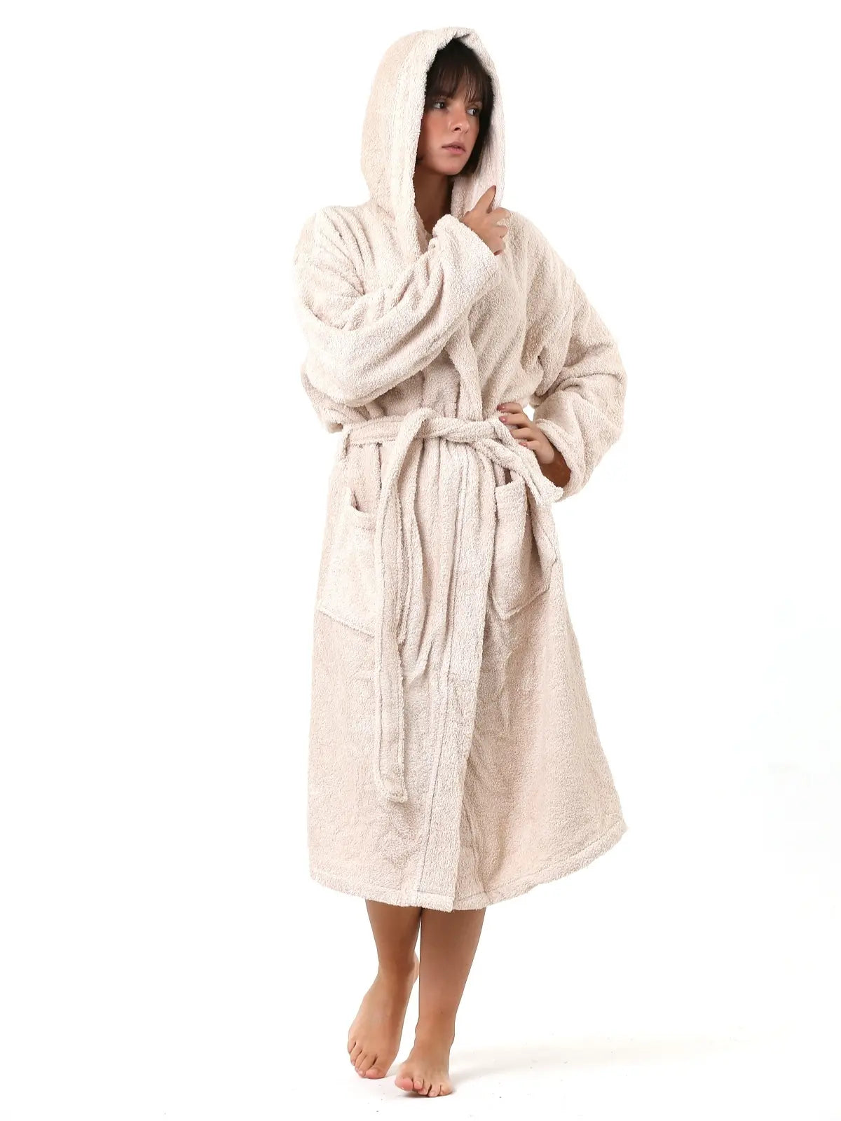 Bej pamuk havlu bornoz giyili model görseli