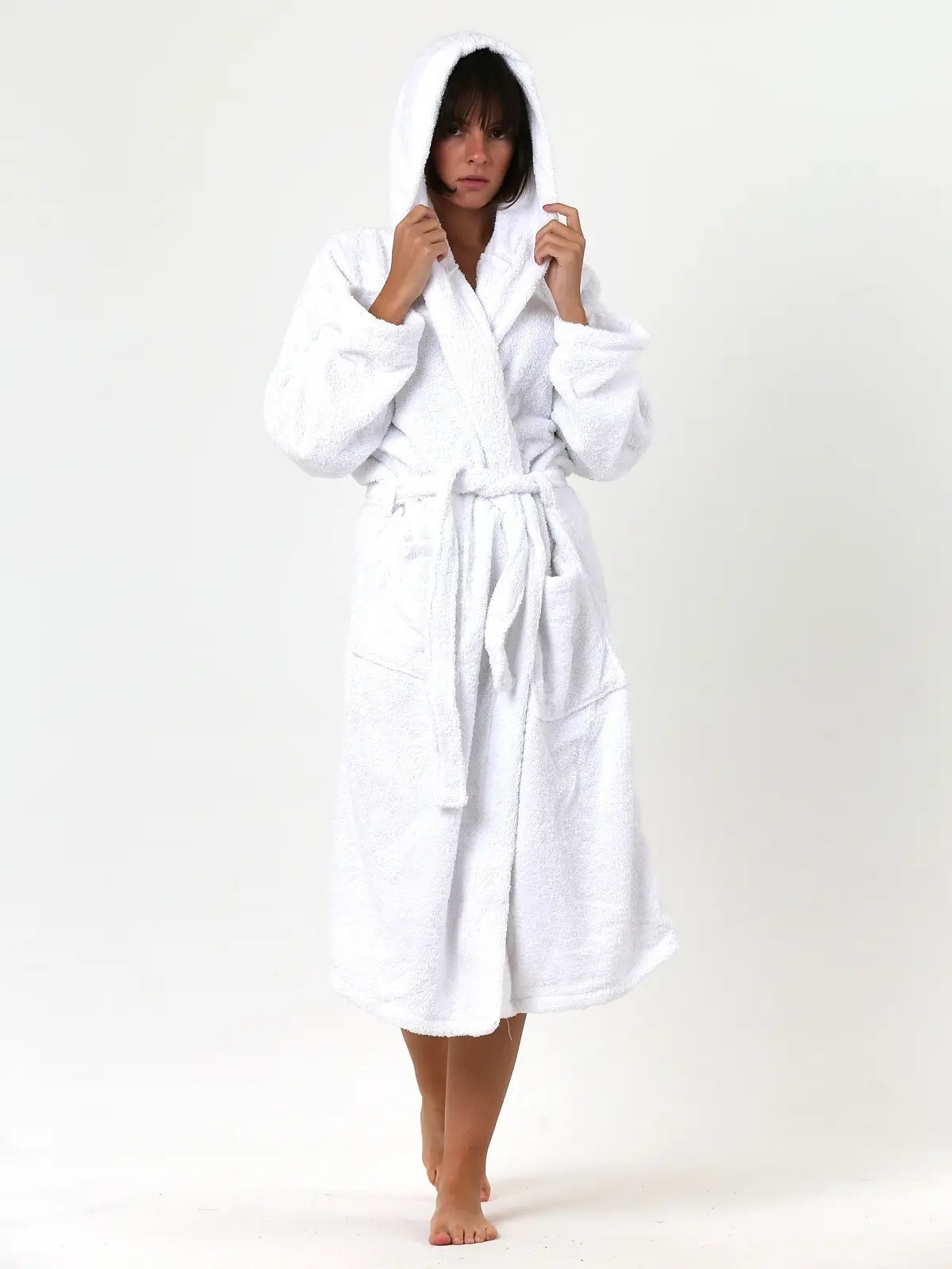 Beyaz pamuk havlu bornoz giyili model görseli