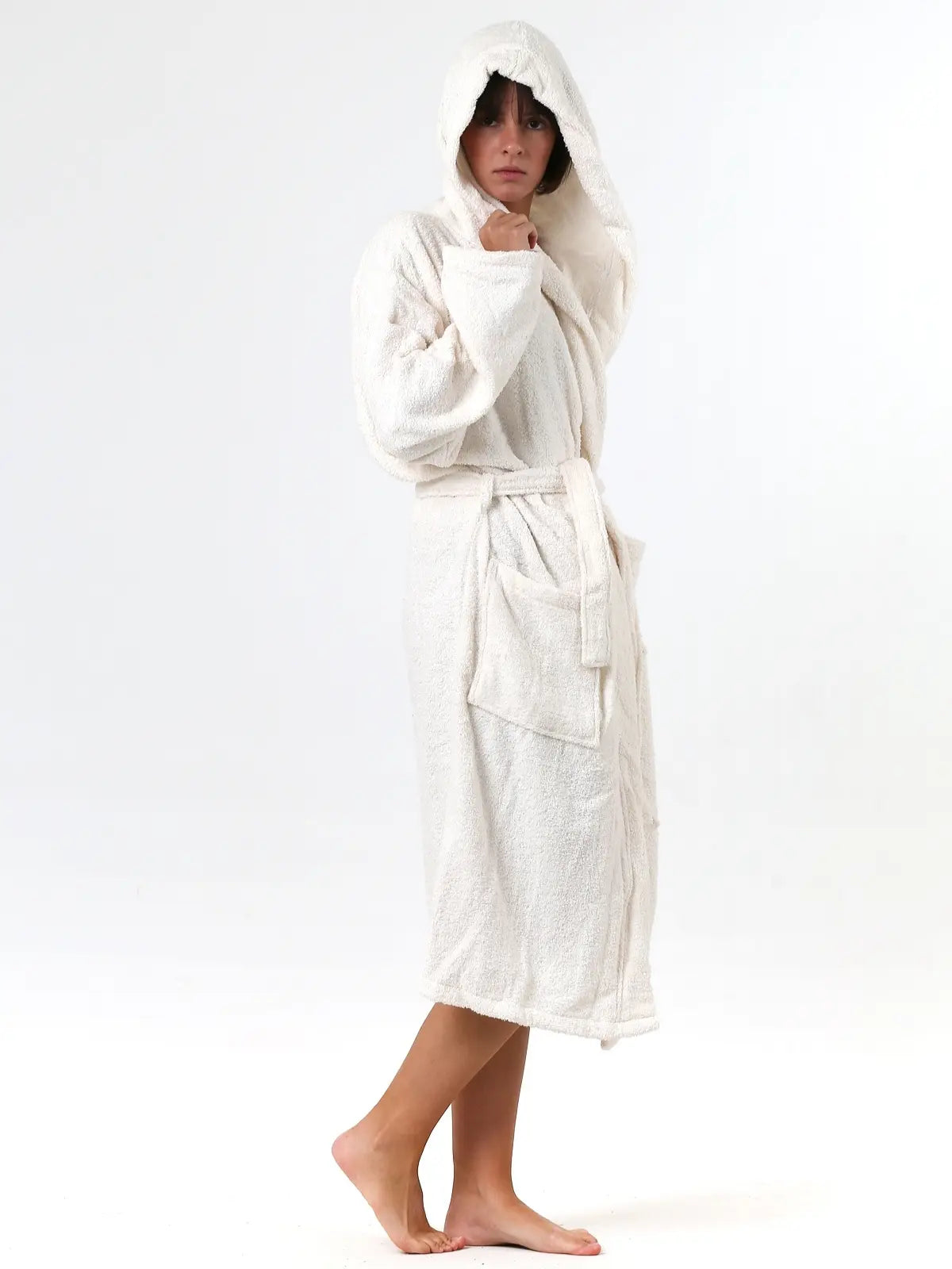 Krem pamuk havlu bornoz giyili model görseli