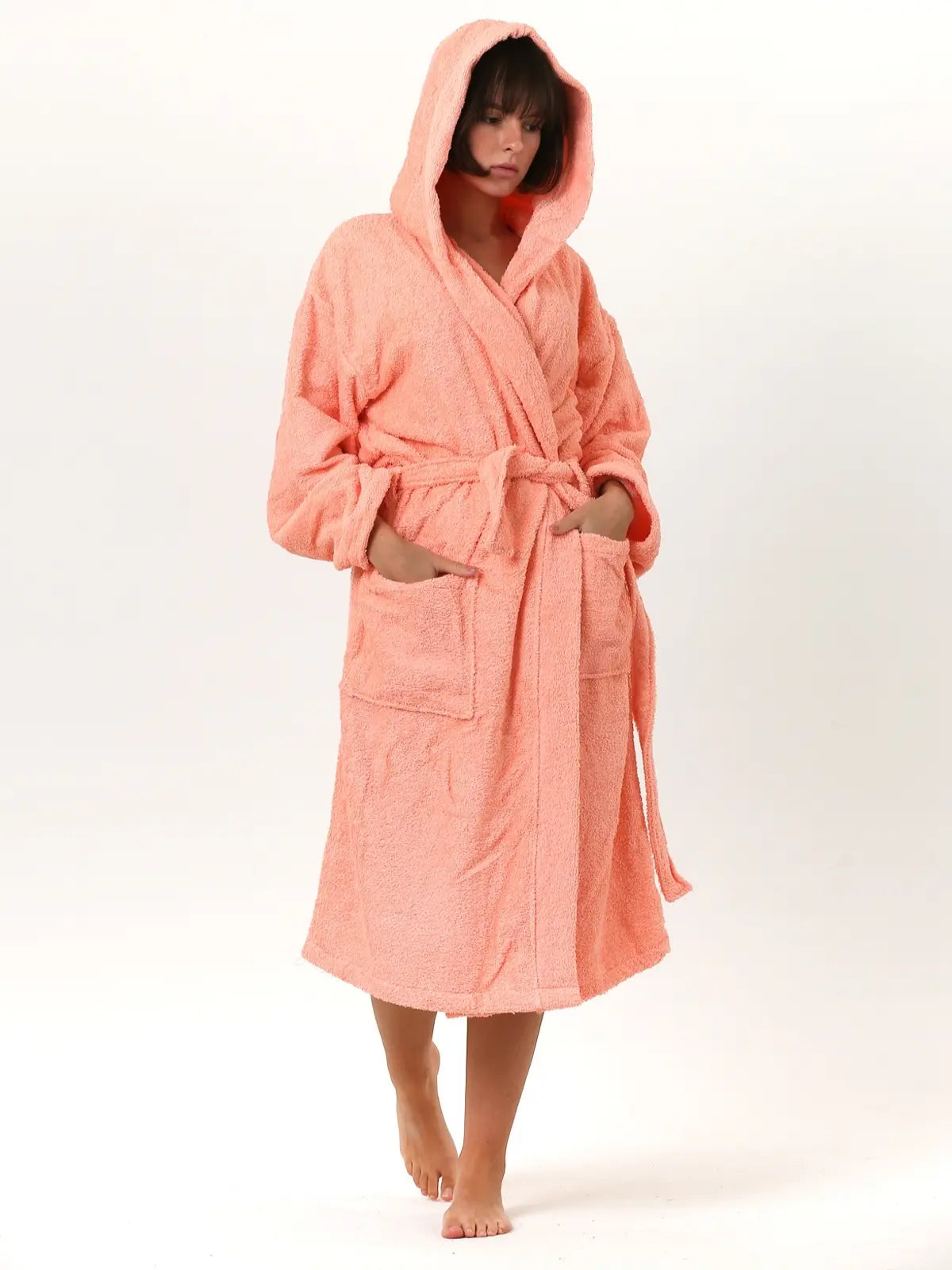 Somon pamuk havlu bornoz giyili model görseli