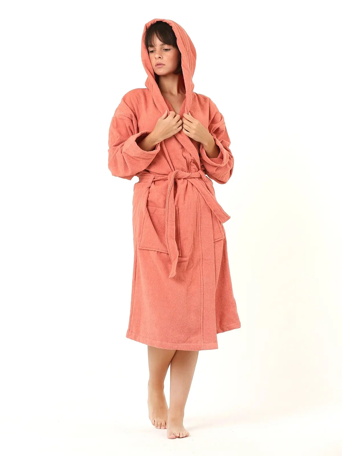 Terracotta pamuk havlu bornoz giyili model görseli