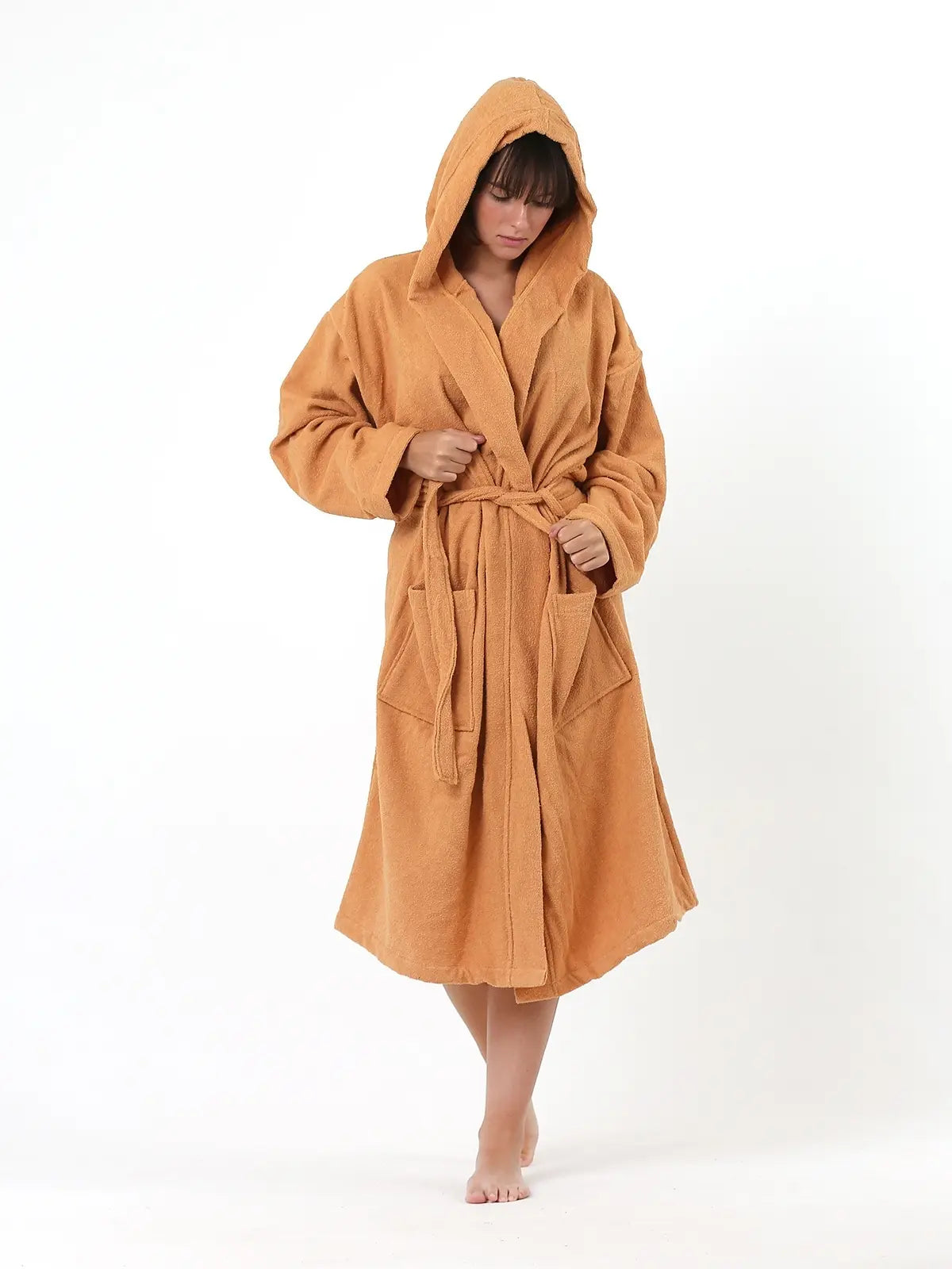 Toprak pamuk havlu bornoz giyili model görseli