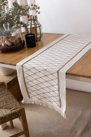 Kahve Elmas desen pamuk dantel runner 35x145 cm, masa kenarından sarkan, saçaklı uç – Denizli, VivaMaison