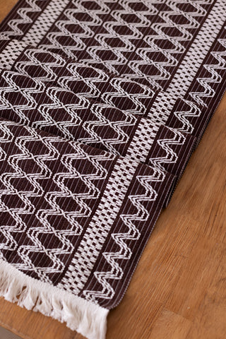 Koyu Kahve Hasır desen pamuk dantel runner 35x145 cm, katlanmış, desen yakın çekim – Denizli, VivaMaison