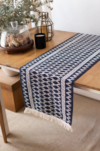 Lacivert Hasır desen pamuk dantel runner 35x145 cm, masa kenarından sarkan, saçaklı uç – Denizli, VivaMaison