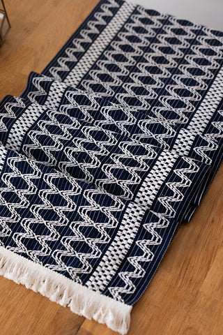 Lacivert Hasır desen pamuk dantel runner 35x145 cm, katlanmış, desen yakın çekim – Denizli, VivaMaison