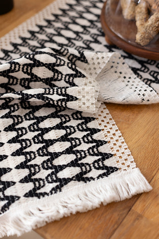 Siyah Elmas desen pamuk dantel runner 35x145 cm, katlanmış, desen yakın çekim – Denizli, VivaMaison