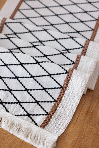 Siyah Kahve Elmas desen pamuk dantel runner 35x145 cm, baklava deseni yakın çekim – Denizli, VivaMaison
