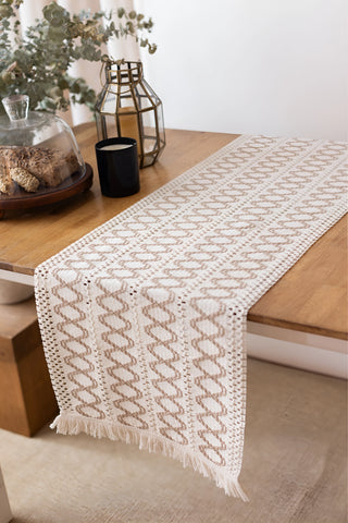 Sütlü Kahve Hasır desen pamuk dantel runner 35x145 cm, masa üzerinde ikinci açı – Denizli, VivaMaison