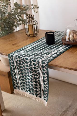 Yeşil Hasır desen pamuk dantel runner 35x145 cm, masa üzerinde, saçaklı uç – Denizli, VivaMaison