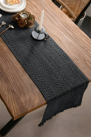 Antrasit File pamuk dantel runner 35x145 cm, masada üstten, mumluk ve kozalakla – Denizli, VivaMaison