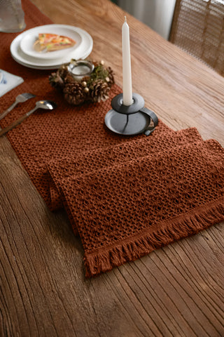 Kiremit File pamuk dantel runner 35x145 cm, katlanmış, saçak detayı – Denizli, VivaMaison