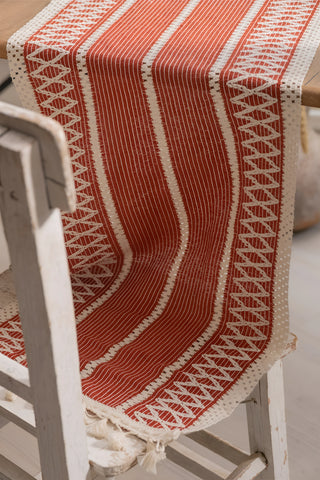 Kiremit Zikzak pamuk dantel runner 35x145 cm, sandalyeye doğru sarkan uç – Denizli, VivaMaison