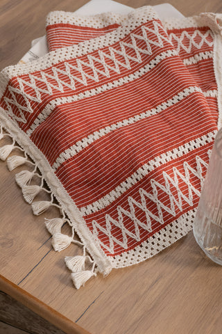 Kiremit Zikzak pamuk dantel runner 35x145 cm, katlanmış, püsküllü uç – Denizli, VivaMaison