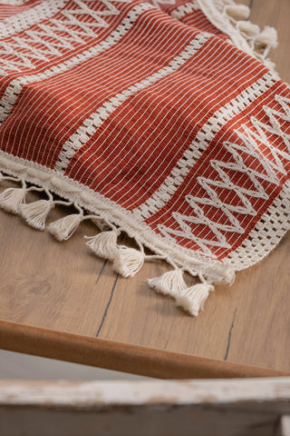 Kiremit Zikzak pamuk dantel runner 35x145 cm, katlanmış, püskül detayı – Denizli, VivaMaison