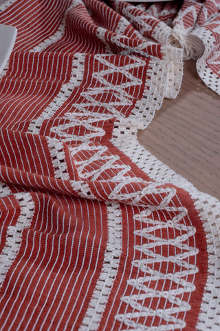 Kiremit Zikzak pamuk dantel runner 35x145 cm, kıvrımlı doku yakın çekim – Denizli, VivaMaison