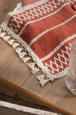 Kiremit Zikzak pamuk dantel runner 35x145 cm, masa köşesinde püsküllü uç – Denizli, VivaMaison