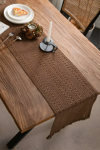 Koyu Kahve File pamuk dantel runner 35x145 cm, masada üstten, mumluk ve kozalakla – Denizli, VivaMaison