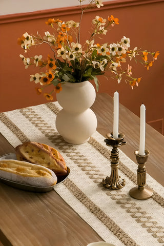 Krem Kahve Halka pamuk dantel runner 35x145 cm, sofrada çiçek ve şamdanla – Denizli, VivaMaison