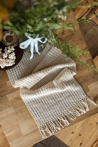 Krem Petek Saçaklı pamuk dantel runner 37x150 cm, üstten serili, uzun saçak detayı – Denizli, VivaMaison