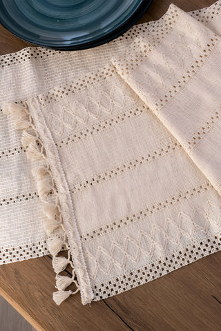 Krem Zikzak pamuk dantel runner 35x145 cm, katlanmış, püskül ve dantel şerit yakın çekim – Denizli, VivaMaison