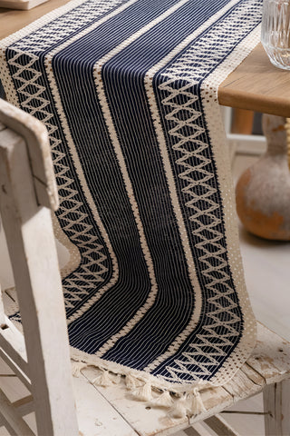 Lacivert Zikzak pamuk dantel runner 35x145 cm, sandalyeye doğru sarkan uç – Denizli, VivaMaison