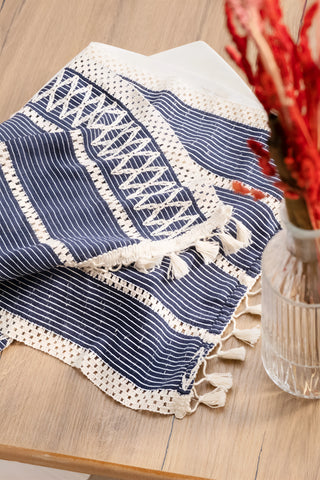 Lacivert Zikzak pamuk dantel runner 35x145 cm, katlanmış, püsküllü uç – Denizli, VivaMaison