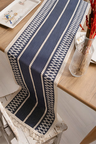 Lacivert Zikzak pamuk dantel runner 35x145 cm, masada boydan görünüm – Denizli, VivaMaison