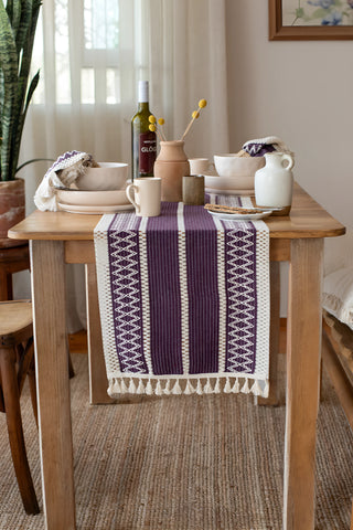 Mürdüm Zikzak pamuk dantel runner 35x145 cm, masada önden görünüm – Denizli, VivaMaison