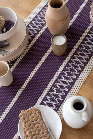 Mürdüm Zikzak pamuk dantel runner 35x145 cm, kurulu sofrada üstten yakın çekim – Denizli, VivaMaison