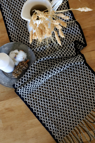 Siyah Krem Baklava Saçaklı pamuk dantel runner 37x150 cm, üstten serili, baklava örgü detayı – Denizli, VivaMaison