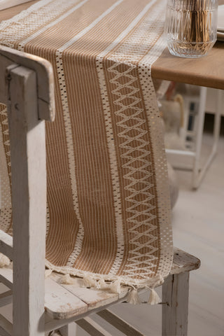 Sütlü Kahve Zikzak pamuk dantel runner 35x145 cm, sandalyeye doğru sarkan uç – Denizli, VivaMaison