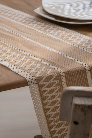 Sütlü Kahve Zikzak pamuk dantel runner 35x145 cm, masada tabaklarla – Denizli, VivaMaison