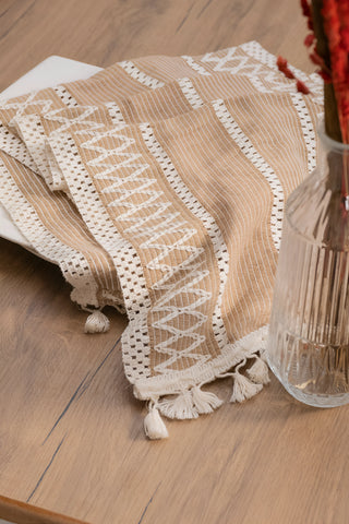 Sütlü Kahve Zikzak pamuk dantel runner 35x145 cm, katlanmış, püsküllü uç – Denizli, VivaMaison