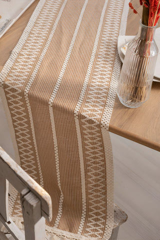 Sütlü Kahve Zikzak pamuk dantel runner 35x145 cm, masada boydan görünüm – Denizli, VivaMaison