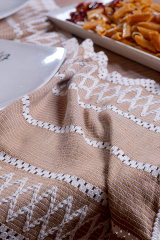 Sütlü Kahve Zikzak pamuk dantel runner 35x145 cm, sofrada servis tabağıyla – Denizli, VivaMaison