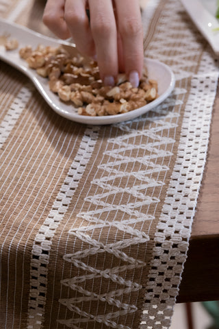 Sütlü Kahve Zikzak pamuk dantel runner 35x145 cm, zikzak dantel şerit yakın çekim – Denizli, VivaMaison