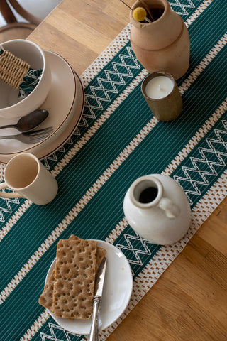 Yeşil Zikzak pamuk dantel runner 35x145 cm, kurulu sofrada üstten görünüm – Denizli, VivaMaison