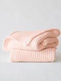 Pembe pamuklu waffle havlu tertipli katlanmış görünüm