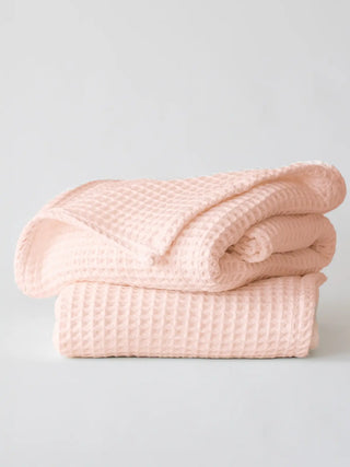 Pembe pamuklu waffle havlu tertipli katlanmış görünüm