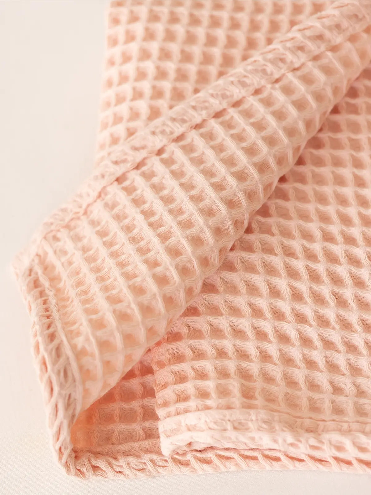 Pembe petek havlu romantik banyo dekorasyonu örneği