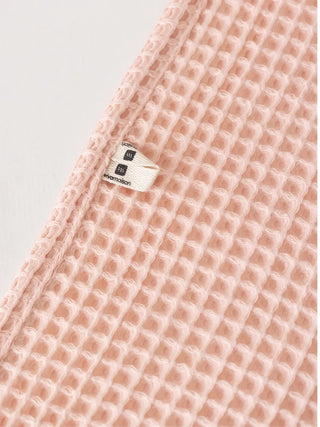 Pembe waffle havlu emici dokuma yapısı yakın plan