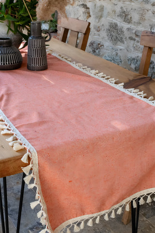 Turuncu püsküllü pamuk runner, yaşam alanında – el dokuması, Denizli, VivaMaison
